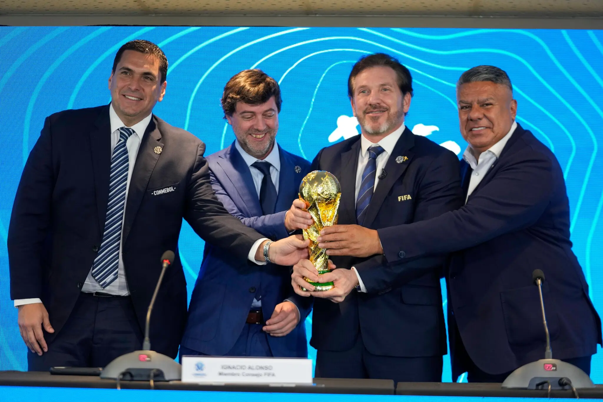 ФІФА планує заборонити проведення матчів національних чемпіонатів за кордоном